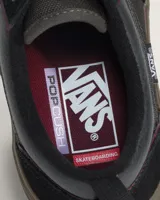 Championes Vans modelo Skate Old Skool Wafflecup, color negro con suela de goma color marrón. Presentan construcción Wafflecup para mayor durabilidad y soporte, con detalles en color bordó en la parte superior y el icónico diseño de la marca.