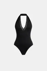 Body negro de escote halter profundo, con detalle de encaje en los bordes del escote y diseño sin mangas.