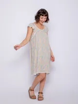 Vestido corto de viscosa con estampado a rayas verticales en tonos celeste, azul y blanco. Sin mangas, con volados en los hombros y escote cuadrado con ribete azul marino.