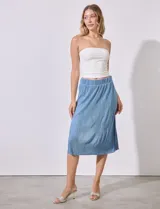 Falda midi plisada color celeste, de satén, con pretina elastizada.