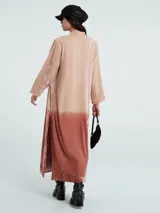 Kimono largo de terciopelo color rosa con degradado a marrón rojizo en el ruedo.