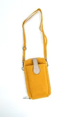 Bandolera mostaza de gamuza con bolsillo frontal, presilla plateada y correa regulable.