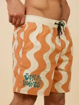 Short de baño con estampado de ondas verticales en tonos gris y violeta, con cintura elástica y cordón de ajuste.