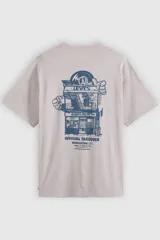 Remera de corte holgado estilo vintage de la marca Levi's, en color gris claro, con cuello redondo y mangas cortas. Presenta un pequeño estampado gráfico en el pecho con el logotipo de la marca y la inscripción "Music City".