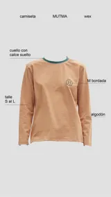 Remera de manga larga con cuello redondo y estampado a rayas horizontales en tonos marrón y negro. Tiene un logo bordado en el pecho de color rojo.