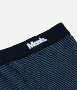 Boxer masculino de poliamida, color azul marino con rayas verticales blancas finas. Presenta un elástico ancho en la cintura con el logo "Mash." en blanco.