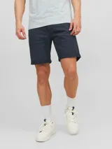 Short chino de jean regular fit color azul marino con efecto lavado, de diseño clásico y versátil con botamanga revirada.
