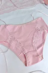 Bombacha tiro alto de algodón elastizado color rosa, con puntilla elastizada en los laterales.