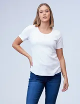 Remera blanca de algodón con cuello redondo.