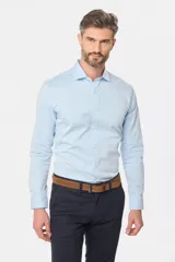 Camisa blanca lisa de vestir con cuello clásico, manga larga y corte slim fit. Confeccionada con 60% algodón, 37% poliéster y 3% spandex. Cuenta con pinzas en la espalda en talles XL al XXX, botones personalizados y logo bordado en el pecho.