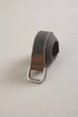 Cinturón gris de tela con hebilla doble cuadrada metálica y apliques de cuero marrón.