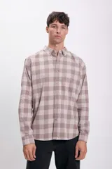 Camisa de manga larga a cuadros color gris oscuro y beige, con cuello abotonado y bolsillo en el pecho.