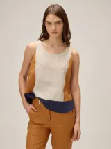 Top de lino sin mangas, con diseño color-block que combina paneles en beige al frente, negro en los laterales y marrón en la parte inferior.