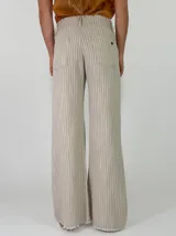 Pantalon de lino a rayas verticales de corte ancho y relajado, con cintura elastizada.