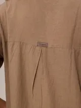 Vestido camisero largo de lino y algodón, color azul, con cuello camisero y botones frontales.