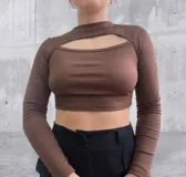 Remera blanca de tejido de punto acanalado, con cuello alto y abertura en el pecho.