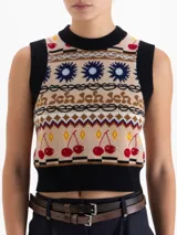 Chaleco tejido de punto con diseño jacquard multicolor que incluye motivos de flores, cerezas y patrones geométricos. Presenta escote redondo, sisas y ruedo con terminación en rib negro, con un corte corto al cuerpo.