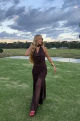 Falda larga marrón de microtul con base plisada y forrería en la parte de las caderas.