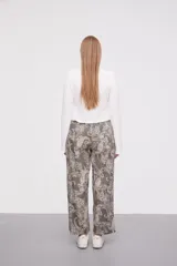 Pantalón de algodón de tiro medio, corte recto y largo, con estampado paisley en tonos verde militar y beige/blanco.