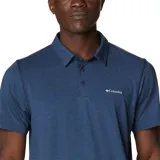Polo de manga corta Columbia con tecnología Omni-Wick, confeccionado en tejido técnico hidroabsorbente de color azul marino jaspeado. Presenta cuello clásico con cierre de botones y logo de la marca bordado en el pecho.