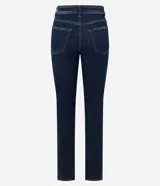 Pantalón de jean corte slim, color azul oscuro, con cierre de botón y cremallera, trabillas en la cintura y aberturas laterales en los bajos.