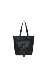 Bolso tipo shopper negro, de material sintético con textura lisa. Presenta dos asas de mano y un bolsillo frontal con solapa que se asegura con una hebilla de plástico negra y una correa de tela con texto.