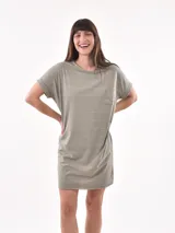 Vestido corto de manga corta, color verde militar con rayas horizontales finas en blanco. Tiene un bolsillo de parche en el pecho.