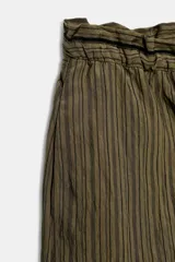 Shorts de tiro medio confeccionados en hilatura con mezcla de viscosa, con estampado de rayas verticales, cintura elástica con cordón de ajuste y bolsillos laterales ocultos.