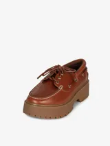 Zapato náutico de cuero color marrón con cordones y plataforma marrón con suela track.