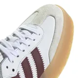 Championes Adidas Sambae W de cuero blanco con las tres tiras laterales en color borgoña. Suela de goma color caramelo.