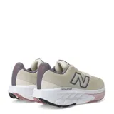 Championes de running New Balance modelo Fresh Foam 520 para mujer, color beige claro con detalles en gris oscuro y rosado. Presentan malla tejida en el upper, logo 'N' lateral en gris y entresuela blanca con tecnología Fresh Foam, terminando en suela exterior rosada.