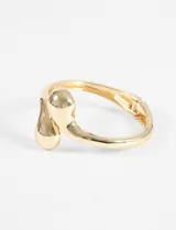 Pulsera tipo cuff plateada, de diseño moderno y orgánico, con extremos redondeados y brillantes.