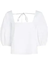 Blusa blanca con escote cuadrado, mangas abullonadas 3/4 y lazo en la espalda.