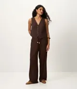 Chaleco femenino confeccionado en viscolino celeste, con escote en v, cierre por botones contrastantes y bolsillos delanteros.