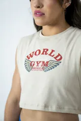 Musculosa color beige con estampado frontal del logo de World Gym en rojo y azul.