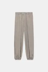 Pantalón de tiro medio con cintura elástica y diseño de pierna ancha, confeccionado en mezcla de viscosa con estampado de rayas verticales en tonos marrón y celeste.