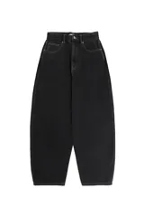 Jean de corte balloon para hombre, confeccionado en denim negro con costuras en contraste. Presenta un diseño de cinco bolsillos, cierre de botón y cremallera, con una silueta amplia y relajada.