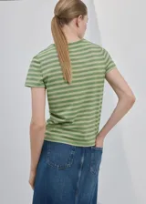 Camiseta de manga corta y cuello redondo, con diseño de rayas horizontales en tonos verdes.