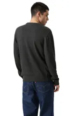 Sweater de tejido de punto Levi's, color gris oscuro, con cuello redondo, mangas largas y puños acanalados. Presenta el logo de la marca bordado en el pecho.