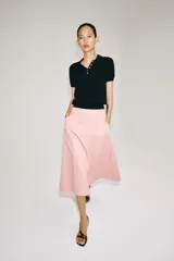 Falda midi tiro medio de la ZW Collection, color rosado, con diseño evasé, bolsillos laterales y cierre trasero con cremallera.