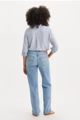 Pantalón de jean de corte baggy con tiro alto y pierna recta, confeccionado en denim de lavado claro.