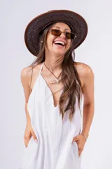 Vestido largo negro con escote en V, breteles finos y falda amplia con volado en el ruedo.