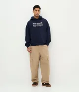 Hoodie de felpa azul marino con capucha, bolsillo tipo canguro y gran estampa en la espalda temática de fantasía con carpinchos guerreros y la inscripción "Dungeons & Capybaras".