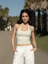 Top halter seamless color beige, con soporte reforzado, push up removible y detalle de logo estampado en el pecho.