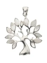 Dije de plata 925 con diseño de árbol calado y hojas de piedra nácar.