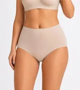Bombacha de tiro alto confeccionada en algodón orgánico con elastano, de diseño clásico y cobertura completa.
