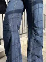 Pantalón denim de corte wide leg en color azul claro, con costuras frontales marcadas y diseño relajado.