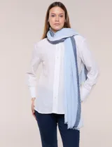 Pashmina plisada de poliéster, marca Jessica Mc Clintock, en tonos celeste y azul con detalles de lurex y terminaciones desflecadas.