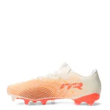 Championes de fútbol Puma Future 9 Match Fusion FG/AG para hombre, de color beige con detalles anaranjados y el logo de la marca en el talón.