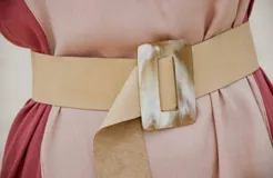 Faja ancha de cuero color beige con hebilla rectangular de guampa.